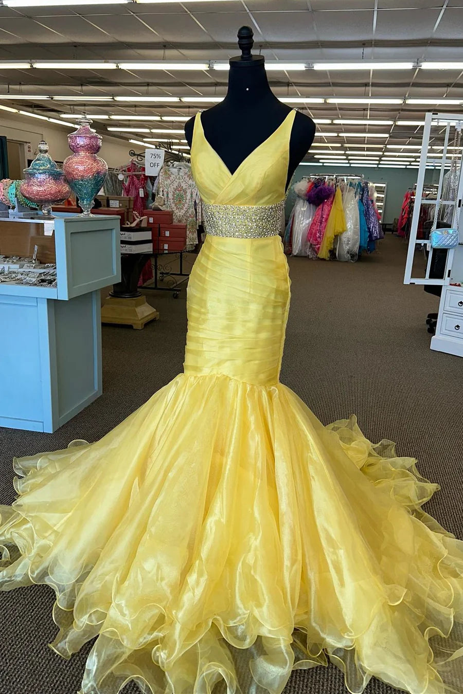 Vestido de fiesta de corte trompeta con cuentas y volantes sin espalda
